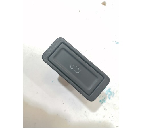 Кнопка открывания багажника