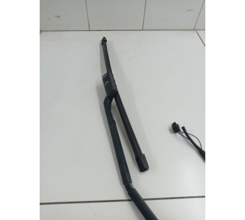 Поводок стеклоочистителя (правый) с омывателем