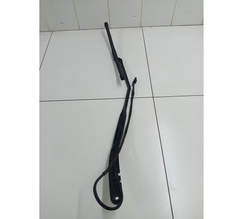 Поводок стеклоочистителя (правый) с омывателем