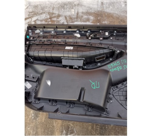 Обшивка двери передняя правая