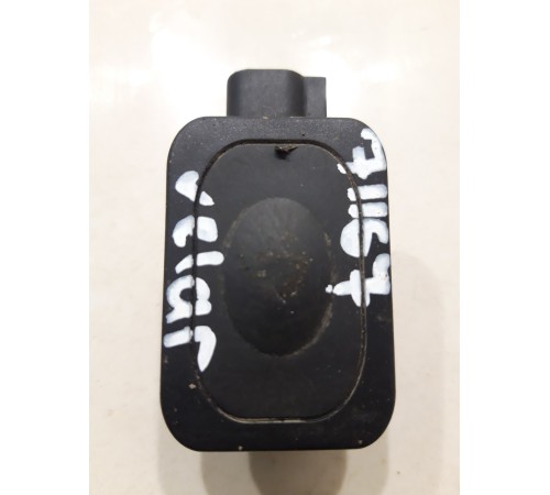 Кнопка открывания багажника