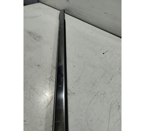 Молдинг стекла передний левый