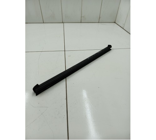 Уплотнитель стекла двери задний левый внутренний