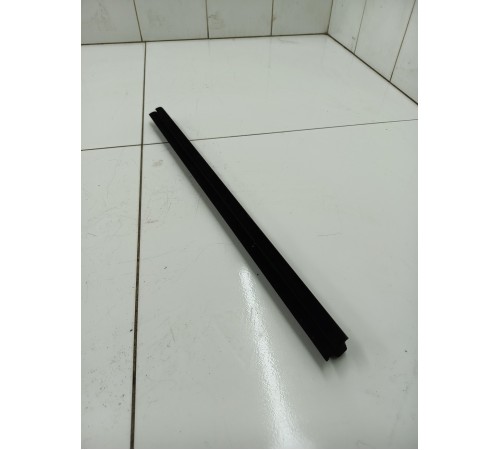 Уплотнитель стекла двери задний левый внутренний