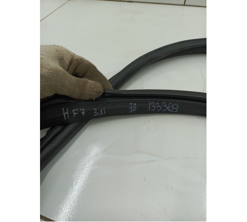 Уплотнитель двери задний правый