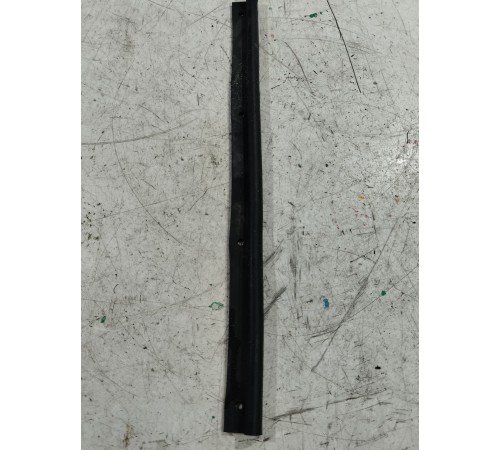 Уплотнитель двери передний левый нижний