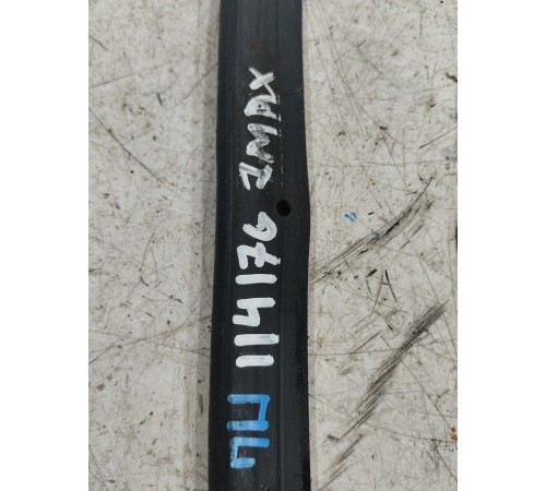 Уплотнитель двери передний левый нижний