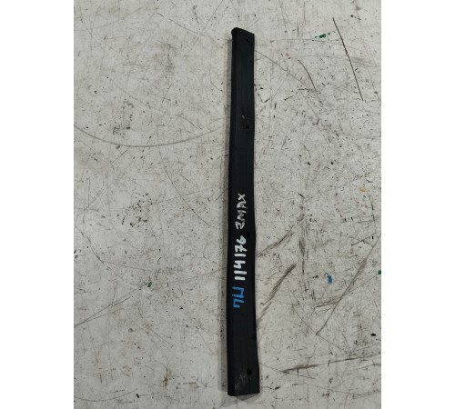 Уплотнитель двери передний левый нижний