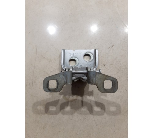 Петля двери (передняя, правая, верхняя)