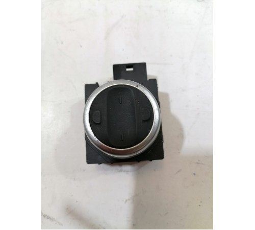 Кнопка регулировки левого сиденья