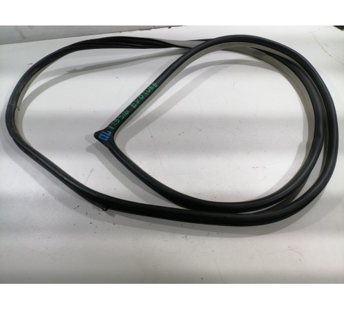 Уплотнитель проема двери передний левый