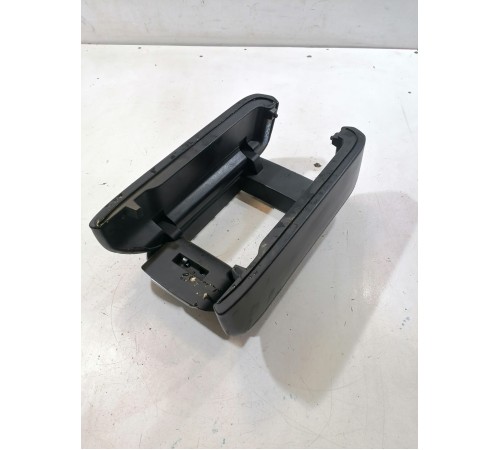 Подлокотник центральной консоли