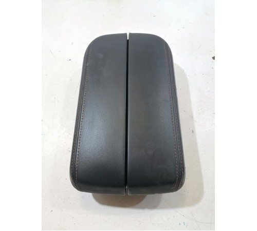 Подлокотник центральной консоли