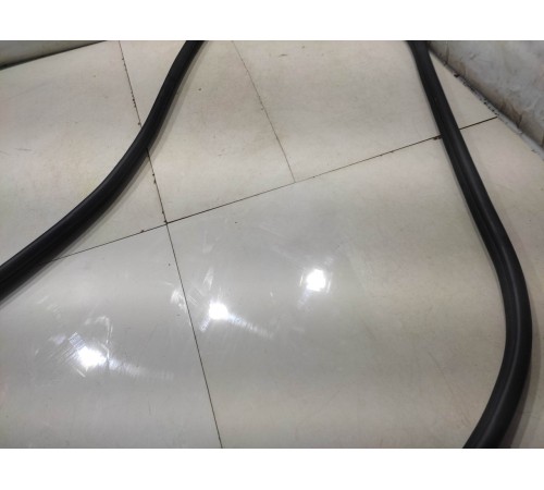 Уплотнитель двери (задний, правый)