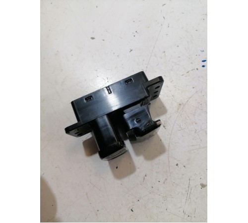 Кнопка фиксации стояночного тормоза