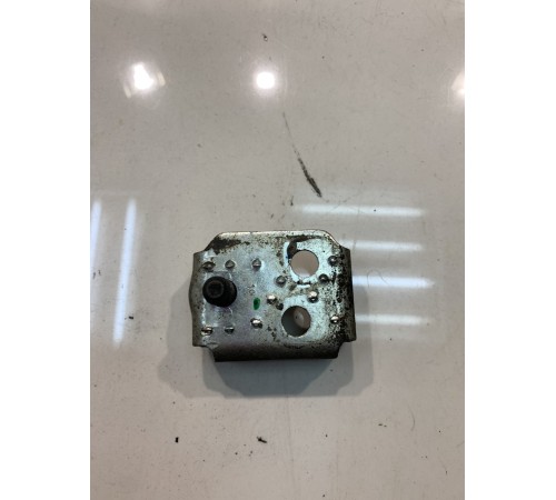 Ответная часть замка двери багажника