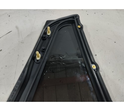 Глухое стекло двери (заднее левое)