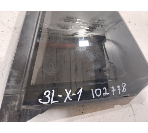 Глухое стекло двери (заднее левое)