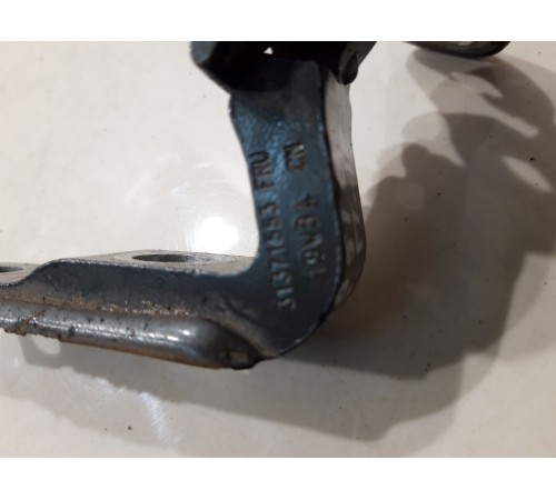 Петля двери (передняя, правая, верхняя)