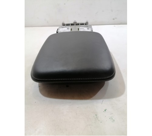 Подлокотник центральной консоли