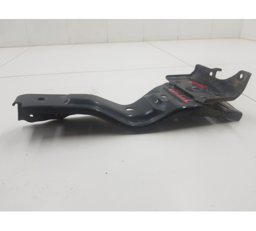 Кронштейн кузова передний левый