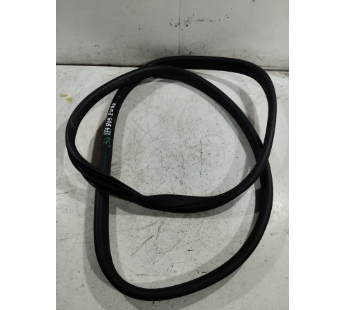 Уплотнитель двери задний левый