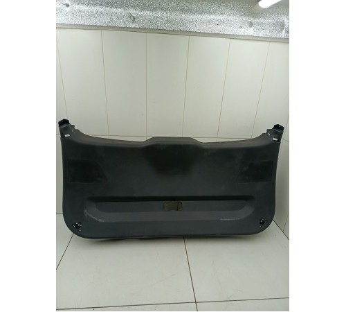 Обшивка двери багажника