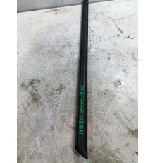 уплотнитель стекла передний правый 