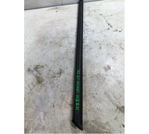 уплотнитель стекла передний правый 