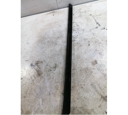 уплотнитель стекла передний правый 