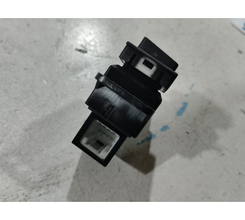 Кнопка фиксатора стояночного тормоза