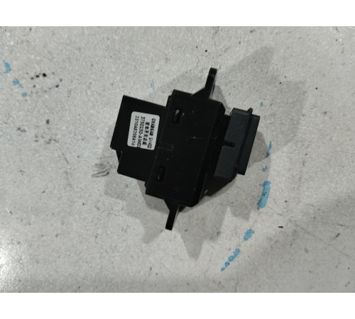 Кнопка фиксатора стояночного тормоза