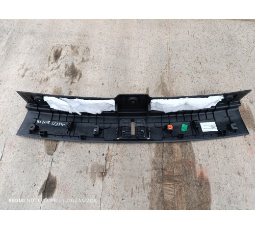 Накладка задней панели замка багажника