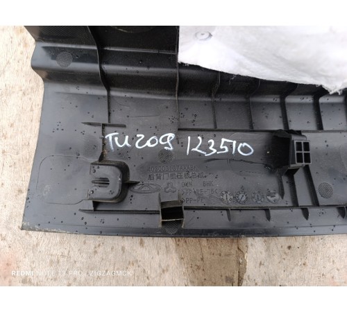 Накладка задней панели замка багажника