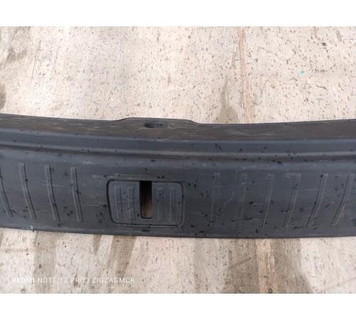 Накладка задней панели замка багажника