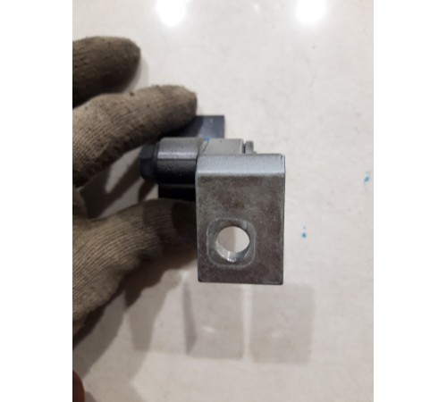 Петля двери(передняя левая верхняя)