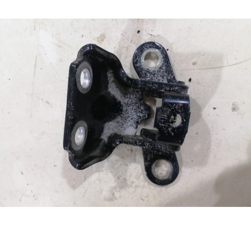 Петля двери задняя левая верхняя