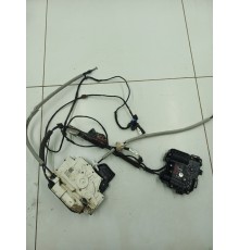 Замок двери передний левый