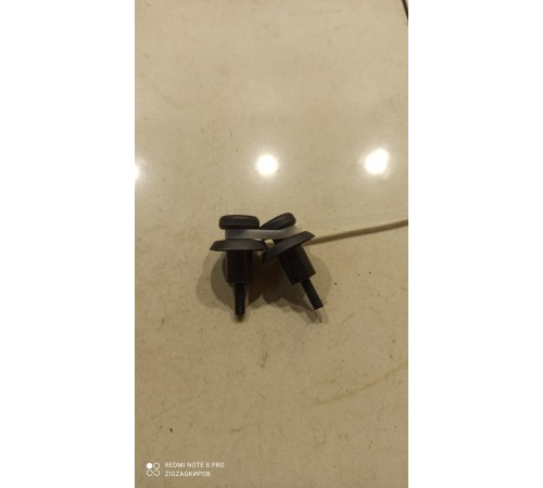 Фиксатор обшивки центральной стойки нижний