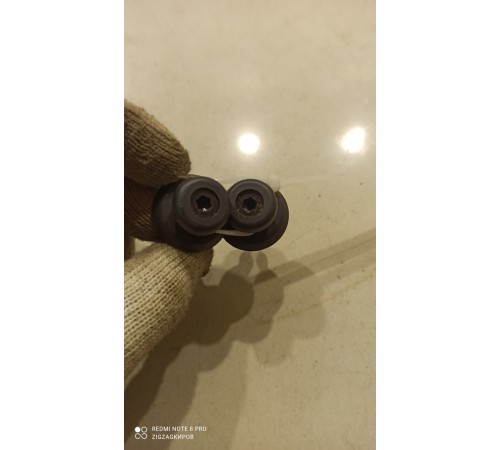 Фиксатор обшивки центральной стойки нижний