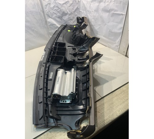 Передняя панель салона (верхняя часть)