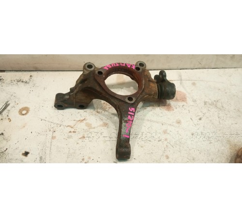 Кулак поворотный передний правый