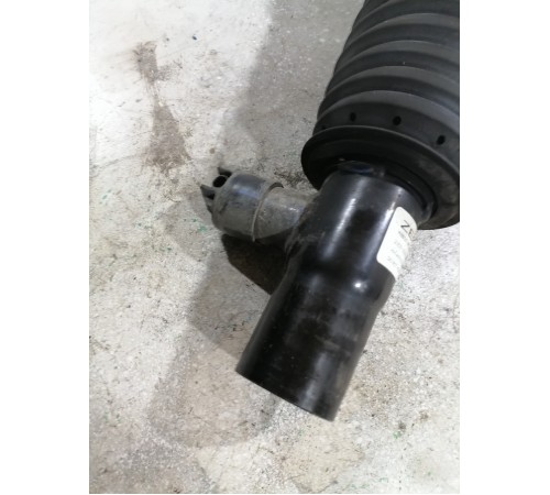 Передняя пневмостойка правая