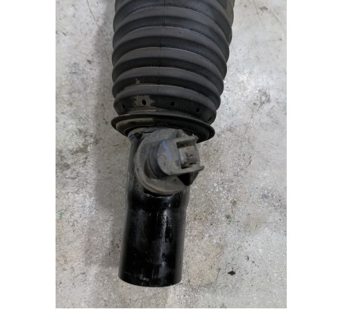 Передняя пневмостойка правая