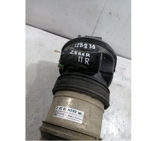 Передняя пневмостойка правая