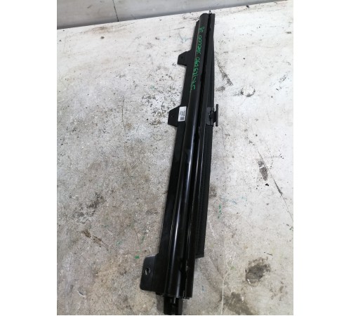 Шторка двери рулонная солнцезащитная задняя правая