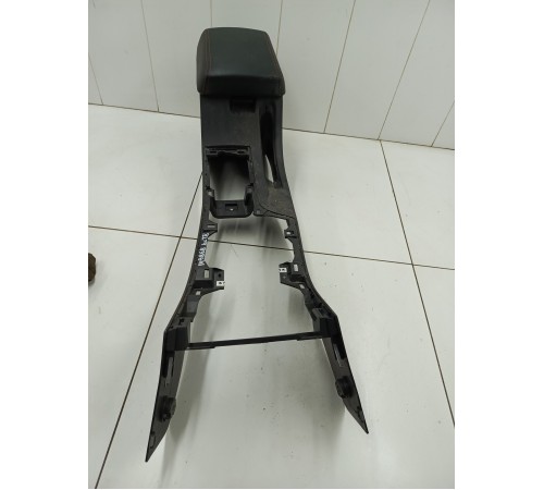 Центральная консоль (с подлокотником)