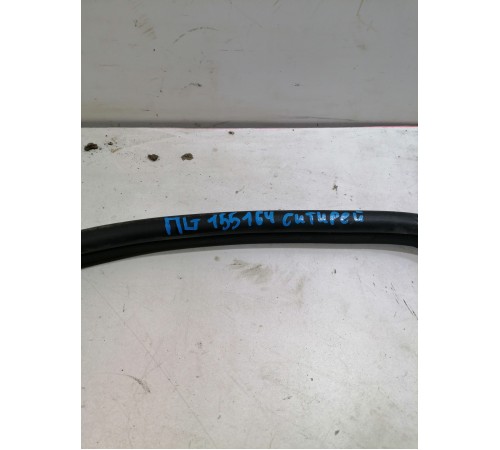 Уплотнитель двери передний левый