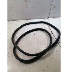 Уплотнитель двери передний левый