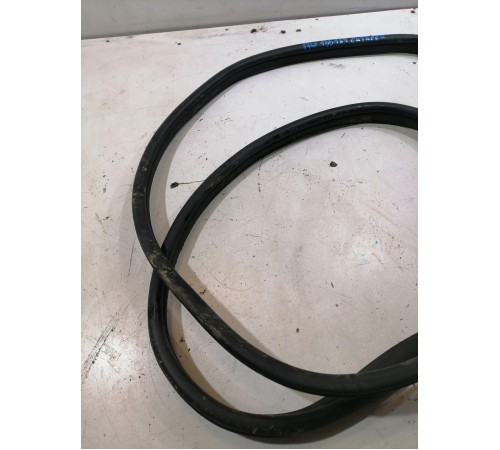 Уплотнитель двери передний левый